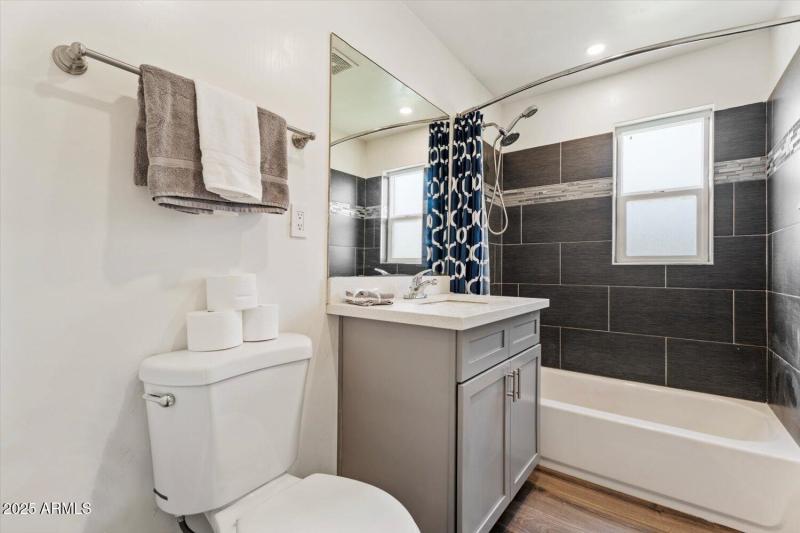 2531 E Indianola Ave