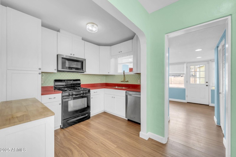 2242 E Harvard St-15