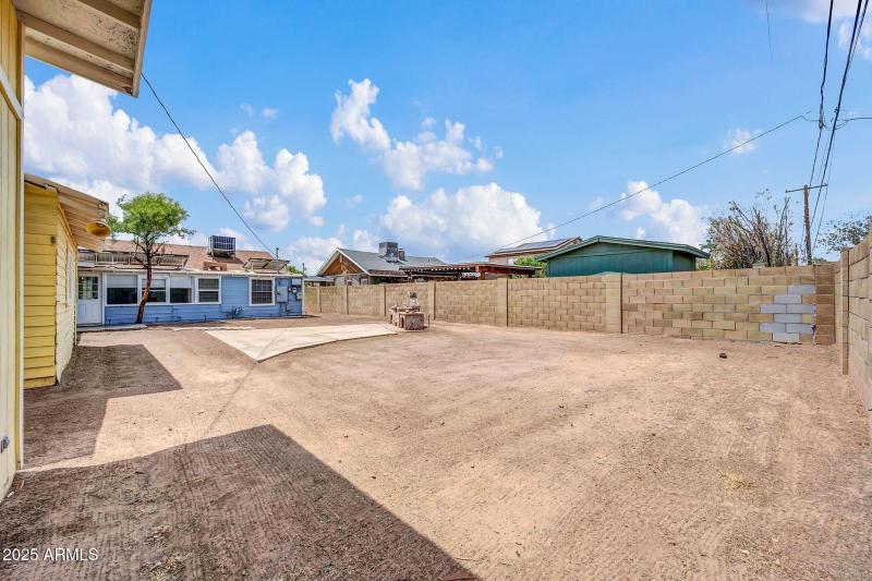 2242 E Harvard St-31