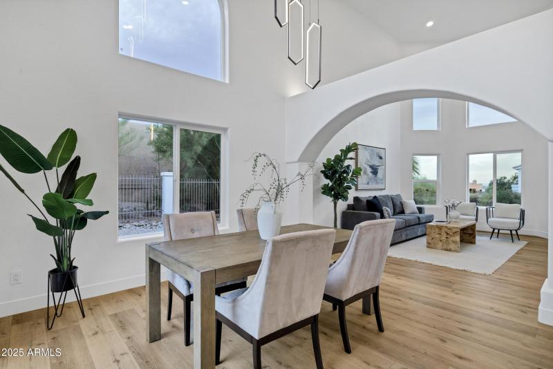 1527 E Mission Ln-11