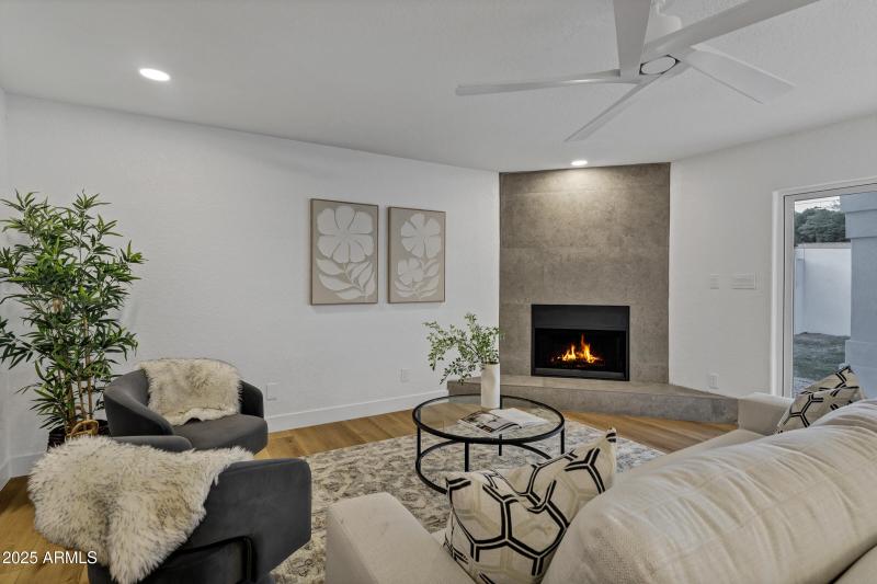 1527 E Mission Ln-14