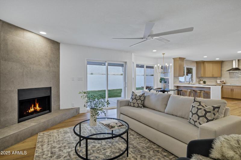 1527 E Mission Ln-15