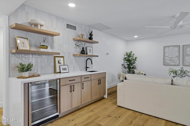 1527 E Mission Ln-16