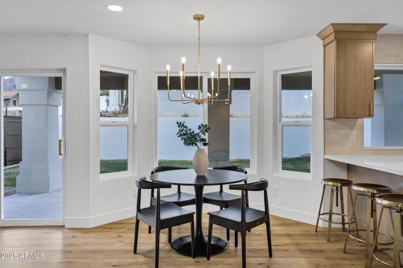 1527 E Mission Ln-17