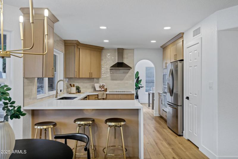 1527 E Mission Ln-18