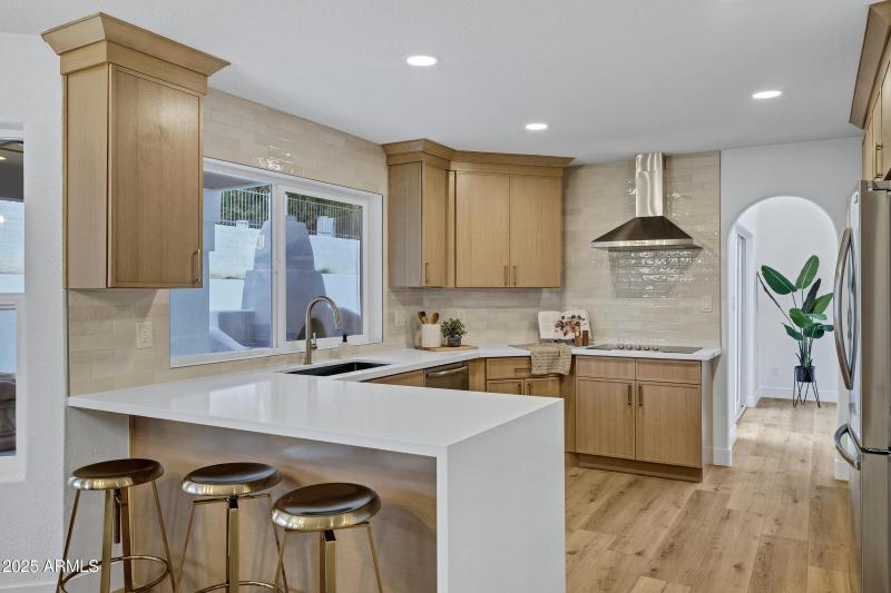 1527 E Mission Ln-19