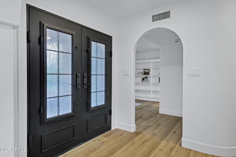 1527 E Mission Ln-25