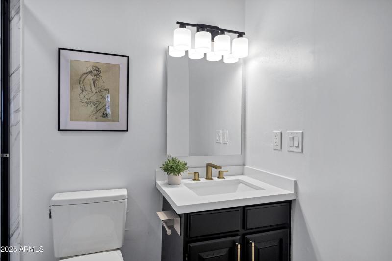 1527 E Mission Ln-29