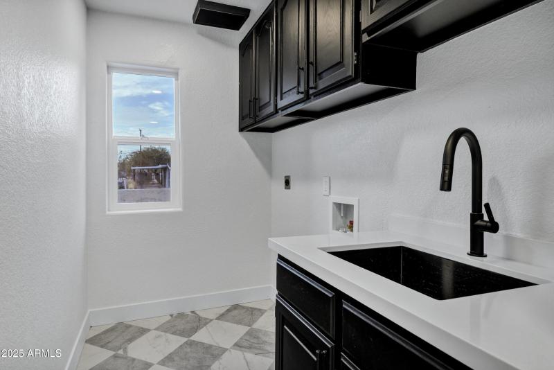 1527 E Mission Ln-33