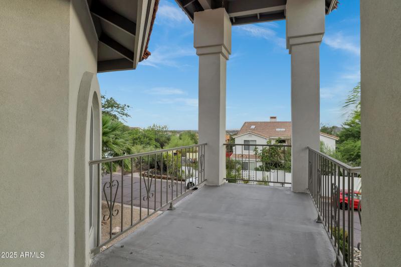 1527 E Mission Ln-40