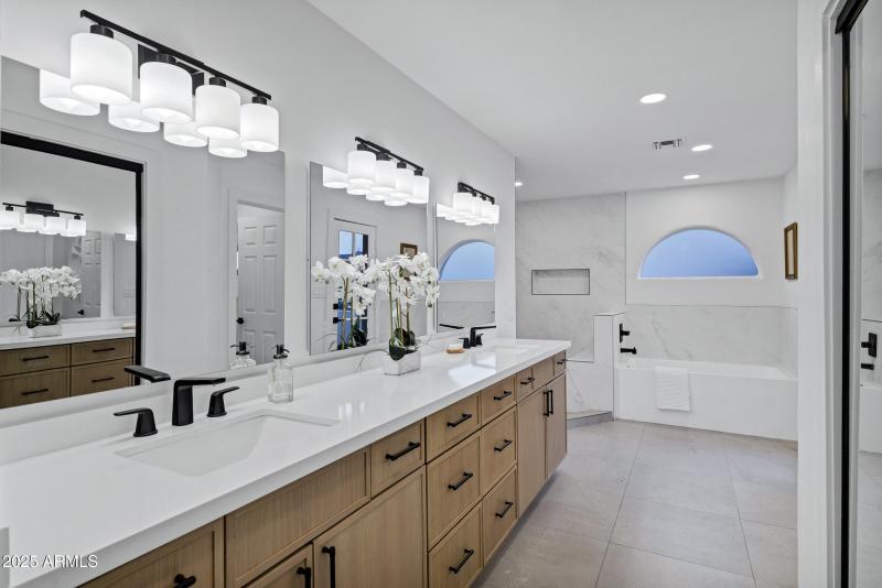 1527 E Mission Ln-53