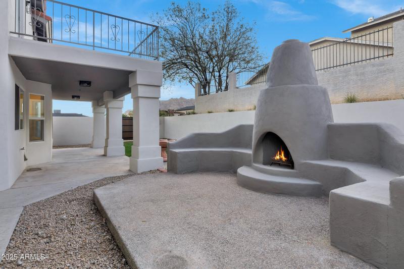 1527 E Mission Ln-63