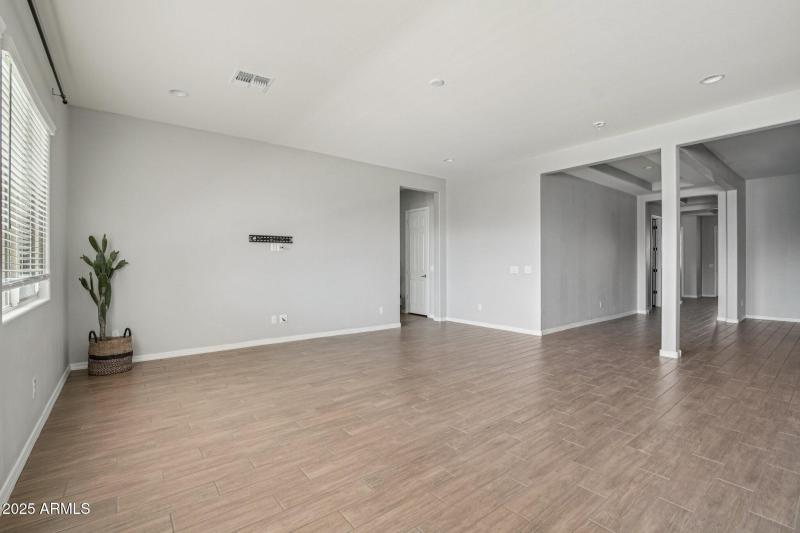 9-web-or-mls-N 185th Ave-S2706-009