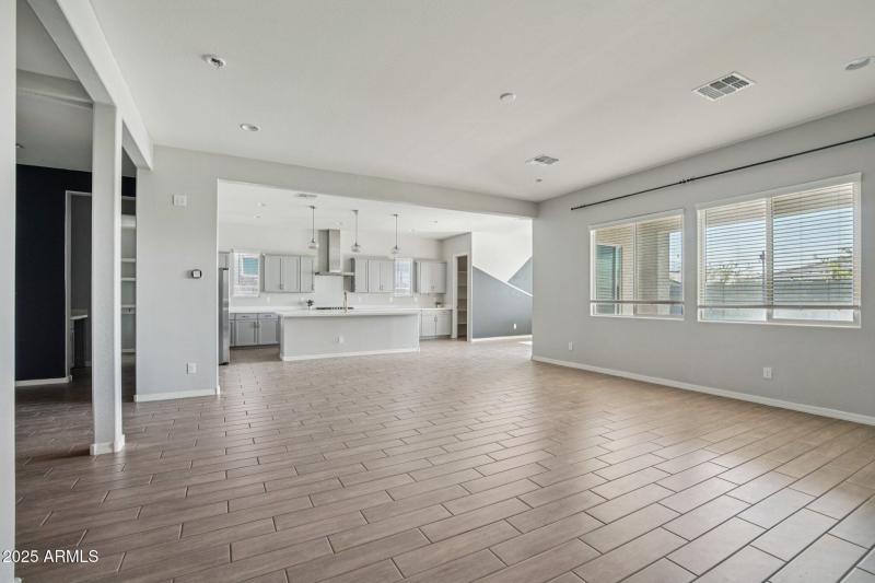 8-web-or-mls-N 185th Ave-S2706-008