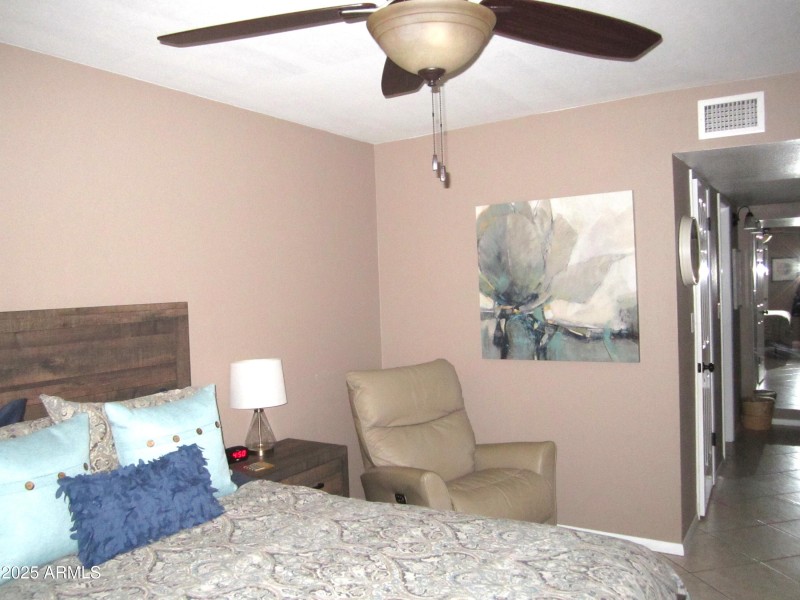 11 116 BEDROOM - VANITY