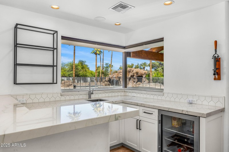 17cocktail bar doors open