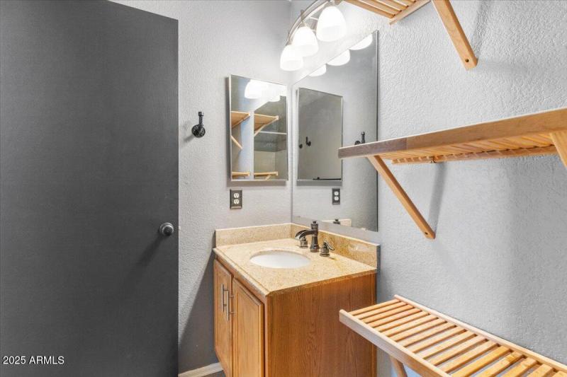 16-1046 E Silversmith Trail