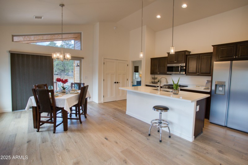 1991 N LAKE BREEZE Road, Lakeside