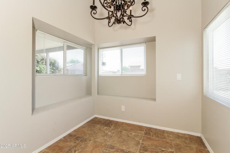 006-photo-dining-room-10955627