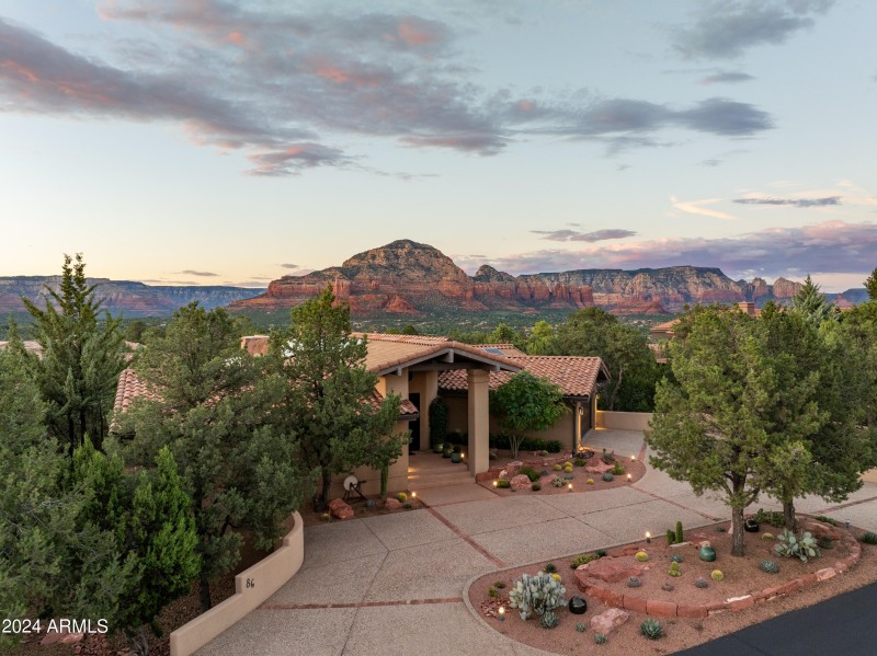 SURROUNDING RED ROCK VIEWS