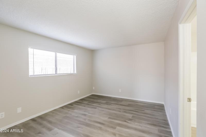 008-photo-primary-bedroom-11640690