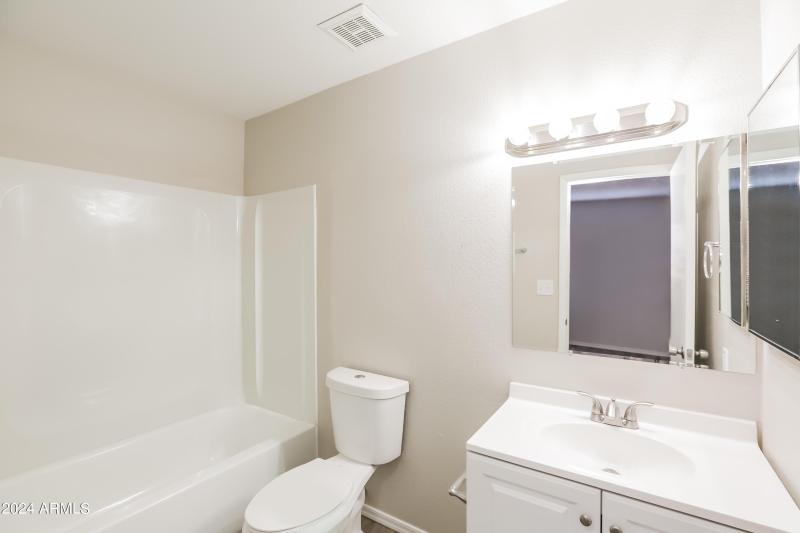 010-photo-primary-bathroom-11640692