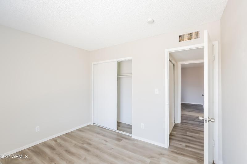 011-photo-bedroom-11640693