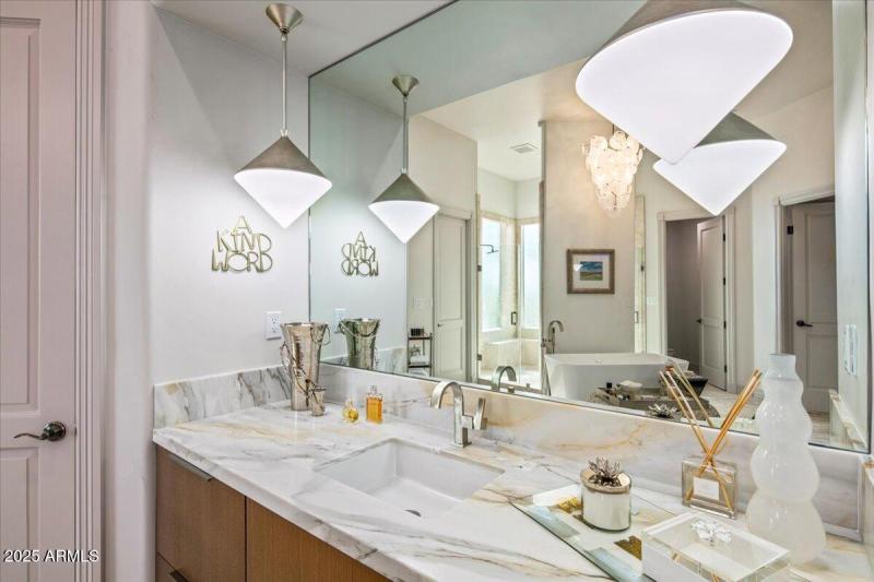 40-Primary Bath ~ Vanity 2