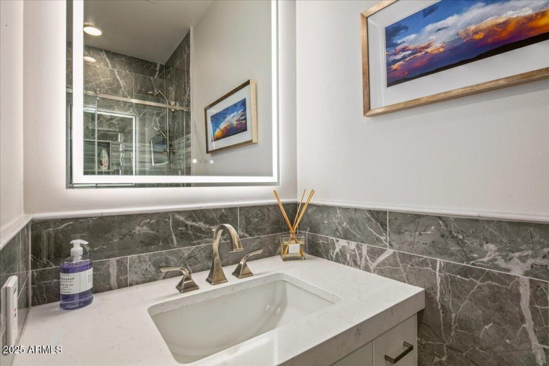 49-Ensuite Bath ~ Vanity