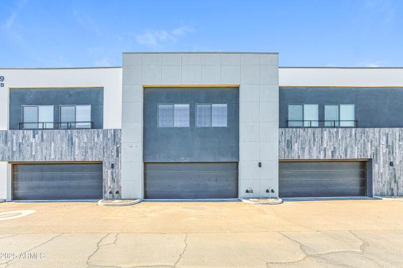 016-photo-rear-view-14589178