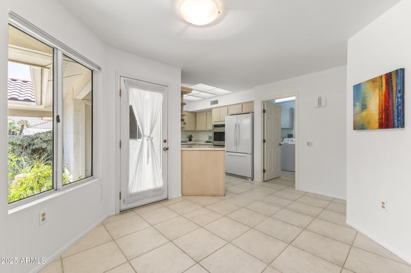 BREAKFAST DINETTE AREA