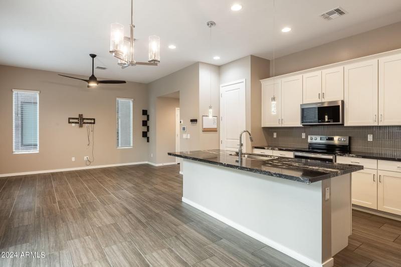 11-web-or-mls-901-s-smith-rd-1036