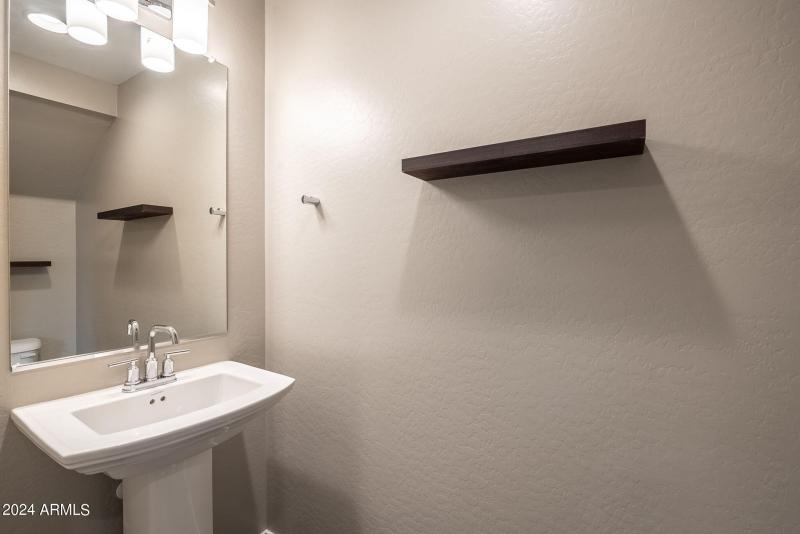 14-web-or-mls-901-s-smith-rd-1036