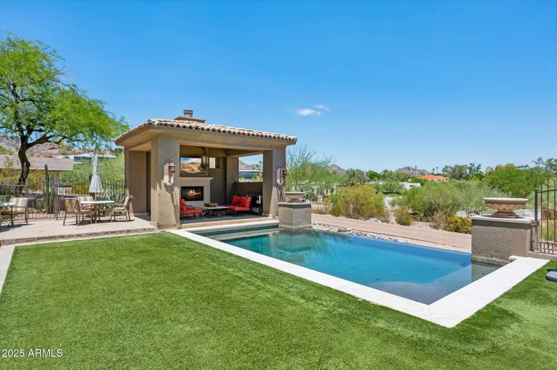 Pool with Turf Suround 5738-n-32nd-pl