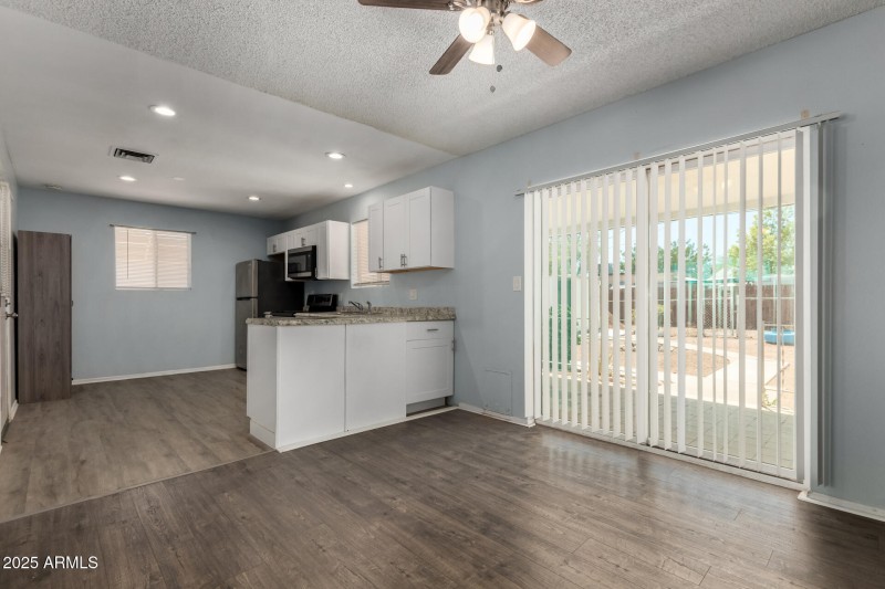 13 - Kitchen