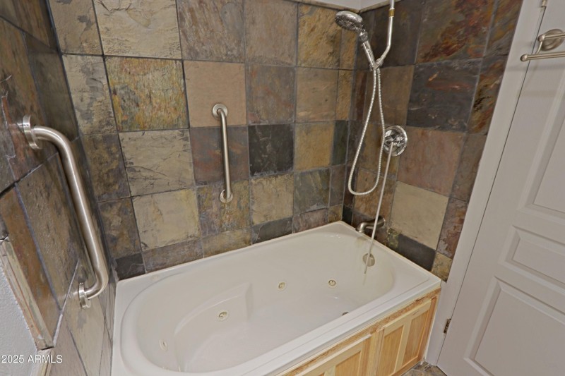 Jetted bathtub