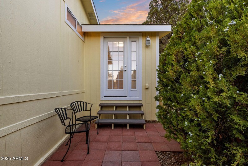 33-Side Patio 1