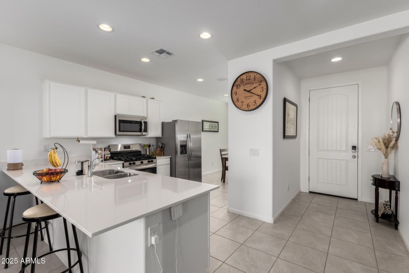 Kitchen w/ quartz couters