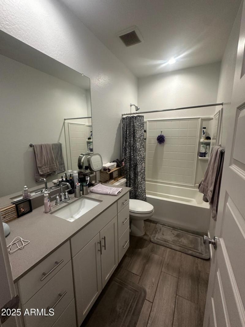 Secondary bathroom 2