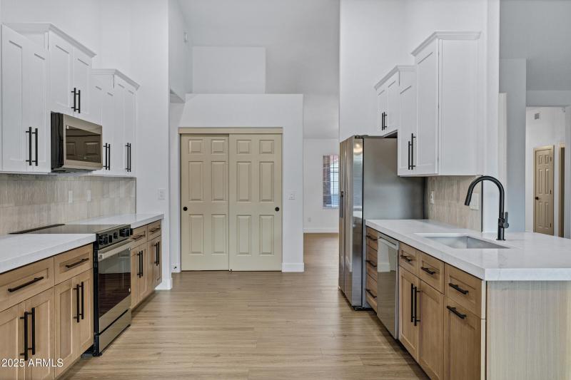952 S Canal Dr-17