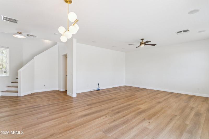 7-web-or-mls-2730-e-ellis-st