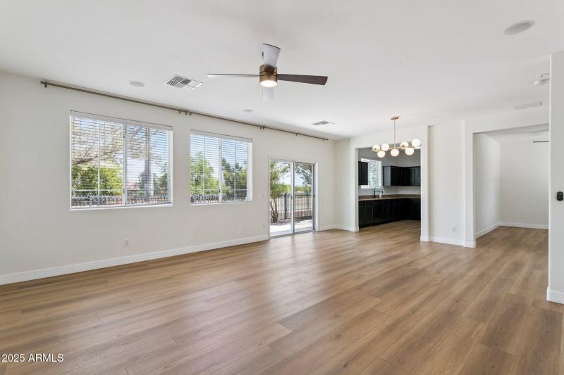 8-web-or-mls-2730-e-ellis-st