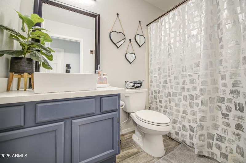 Bathroom 2-pic 2
