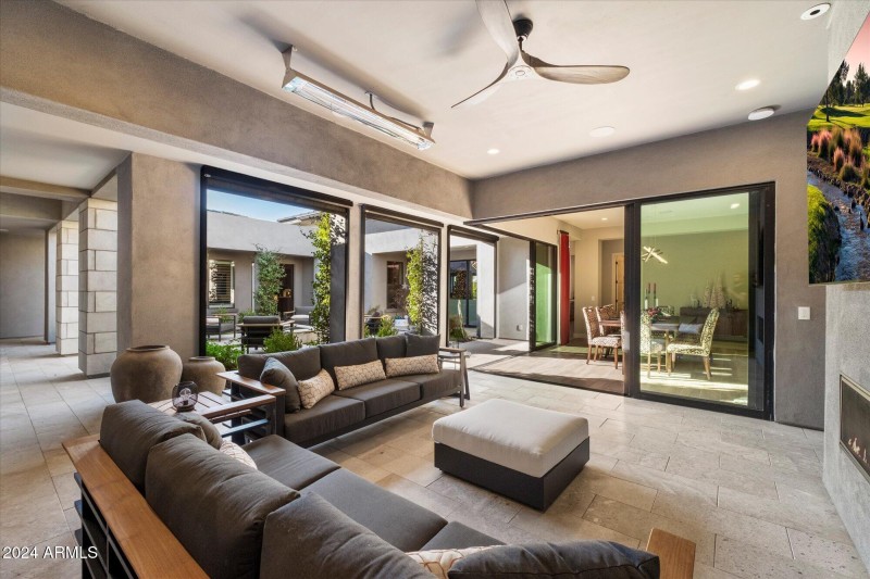 Outdoor Lounge/Dining Area
