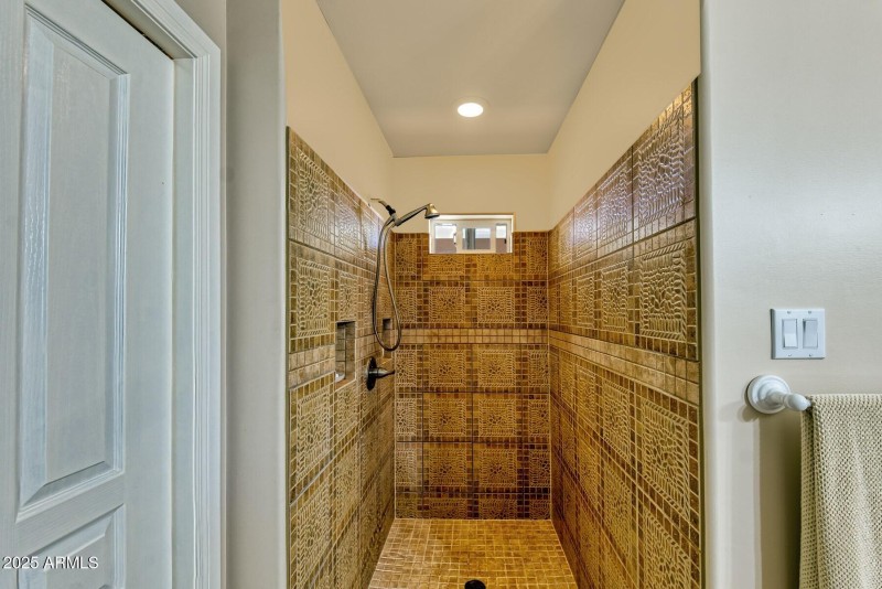 082198-4696 South Burro Drive