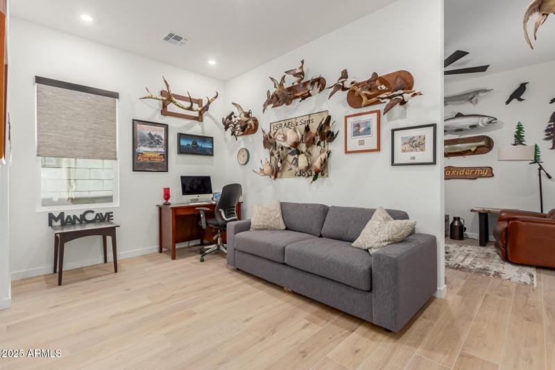27 Hackmore