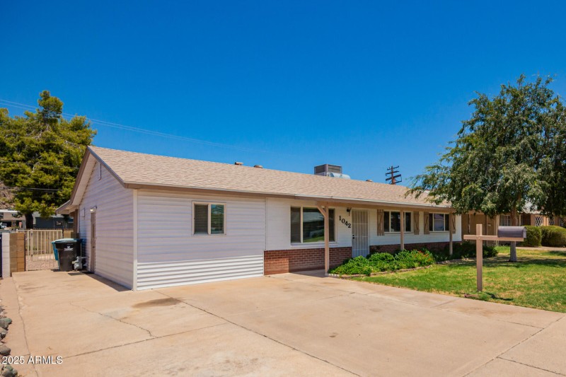 Spacious Driveway & Entry