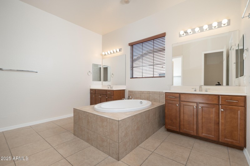 18_Primary-Bath_01