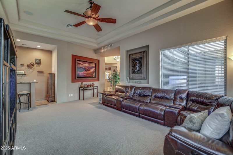 Family room w/wet bar