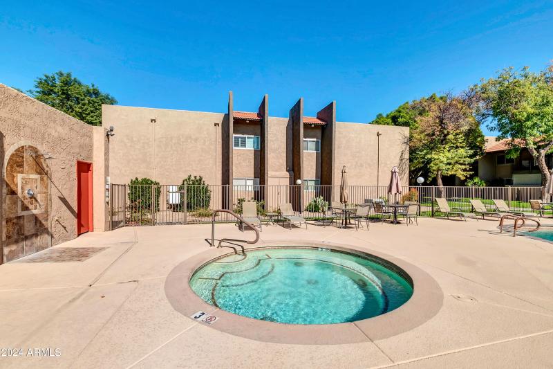 5525 E Thomas Rd Community-6